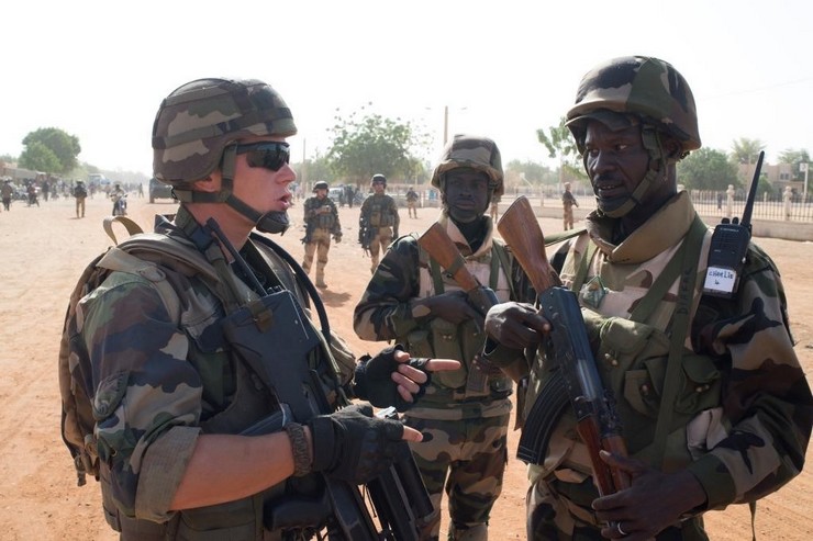4 février 2013, militaires français de la force Serval et nigériens de la MISMA patrouillant côte-à-côte dans les rues de Gao. Crédit photo : ECPAD / EMA