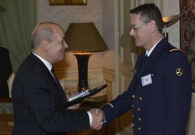 Jean-Yves Le Drian remet le 1er prix de la catégorie « Actions réalisées » au maître Sébastien Vrac. Crédit : Marine nationale