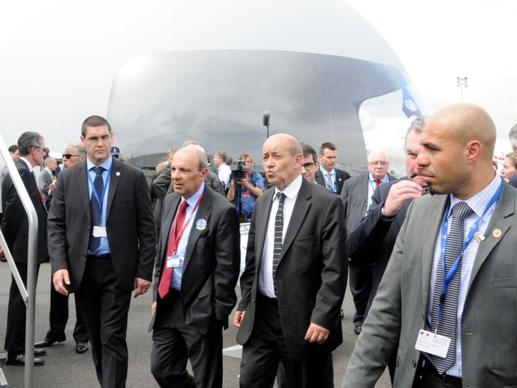 Le Drian au stand Dassault