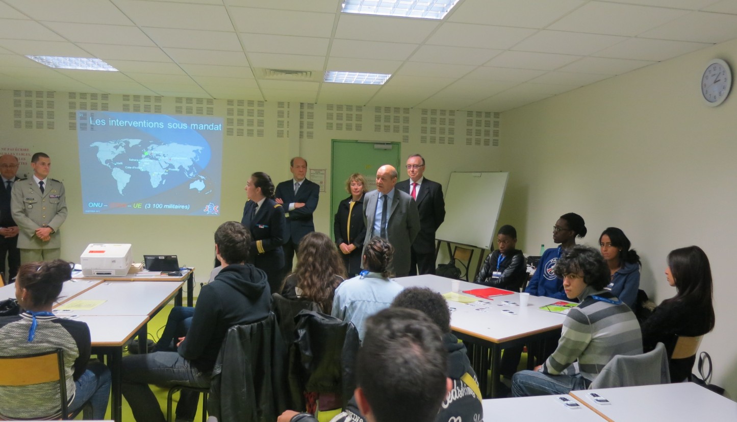Visite d'une JDC le 31 mars 2014 au Fort Neuf de Vincennes par le ministre de la défense. Crédit : Stéphane Gaudin