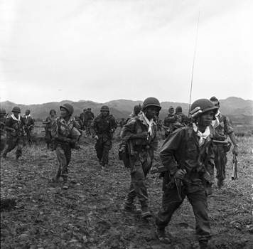 Parachutistes vietnamiens dans la vallée de Dien Bien Phu (Photo ECPAD).