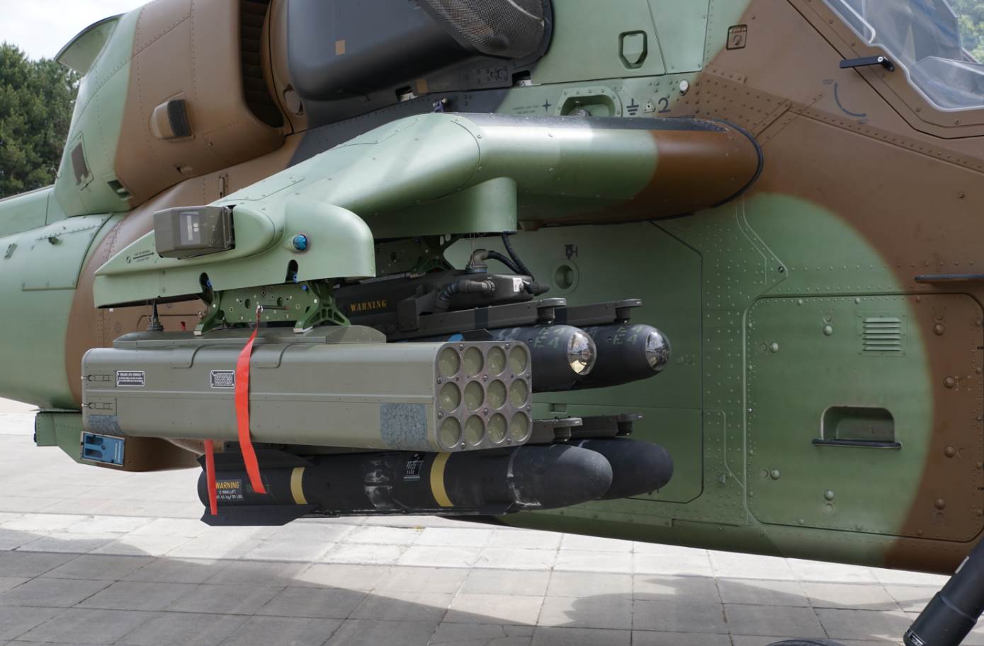 Lance-Roquettes à induction "Telson" de TDA Armements panaché avec des missiles américains Hellfire sur l'hélicoptère Tigre. Un sous-officier nous a indiqué que les nouvelles roquettes à induction de TDA leur facilitaient le travail en terme de confort (un seul servant suffit) et de rapidité.