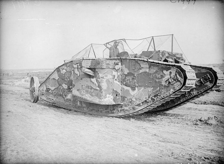 15 sept 1916 : Première photo d’un tank prise durant la bataille de Flers-Courcelette (Somme)