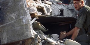 LIBAN , Beyrouth, attentat du « Drakkar »contre les parachutistes français. 58 morts. 23/10/1983.photo world Press