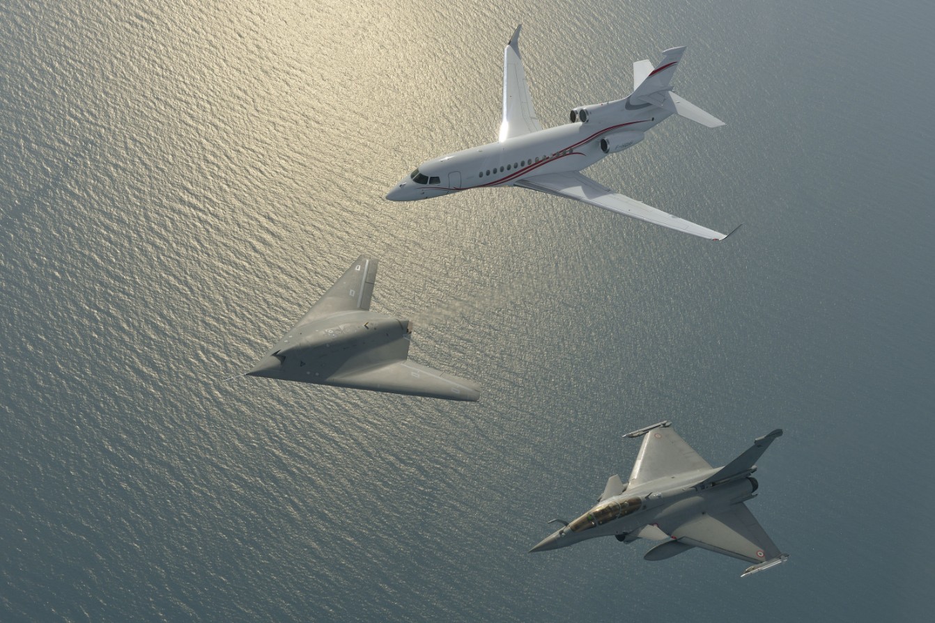 Première mondiale : la patrouille Dassault dans le ciel méditerranéen (nEUROn, Rafale et Falcon 7X)