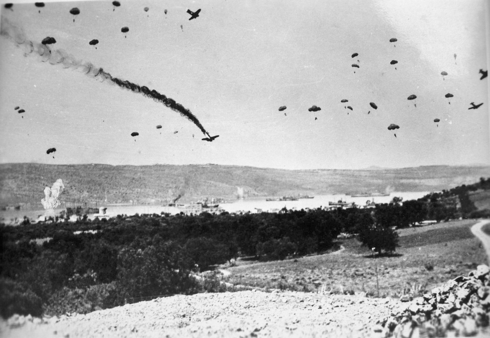 Le 20 mai 1941 – Opération Merkur : Les paras allemands sautent sur la Crète . Paratroopers_Crete_41
