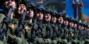 soldats russes défilé militaire