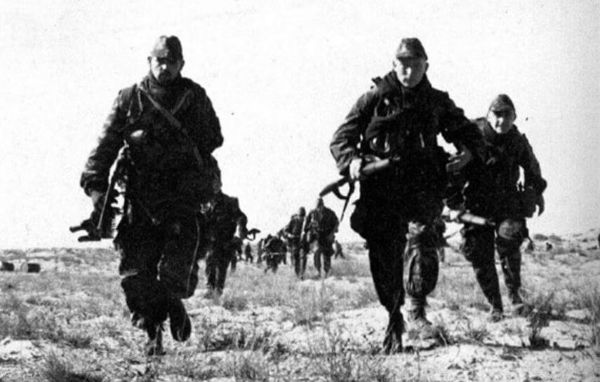 Mai 1960, des commandos-marine portent secours au 2e REI encerclé . Commzndo-Trepel-en-Alg%C3%A9rie-1960