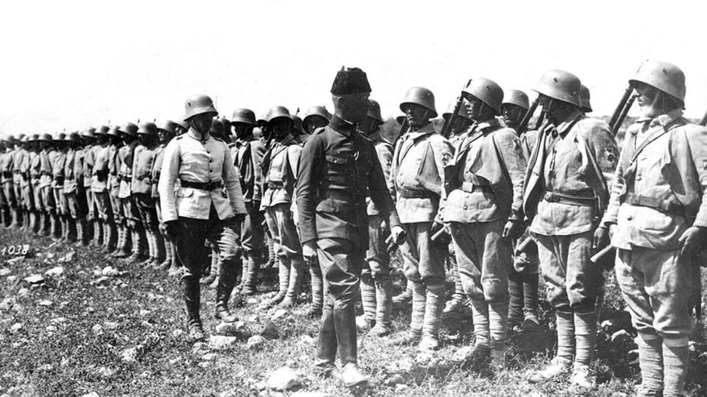 Bataille oubliée - Bataille inconnue ?.. Kress-von-Kressenstein-inspectant-des-troupes-ottomanes-durant-la-Grande-Guerre
