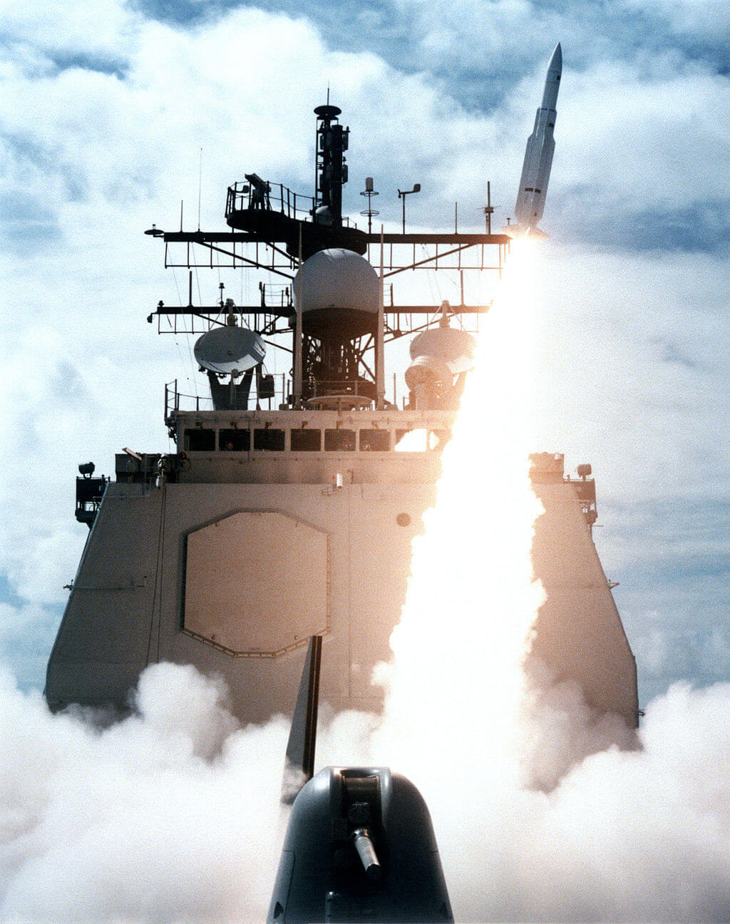 Cela s'est passé  un 03 Juillet  - Chronique culturelle - Histoire- USS_Vincennes_launching_SM-2MR