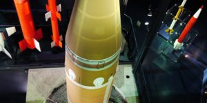 Missile_S3_monté_en_position_verticale_Musee_du_Bourget_P1010455