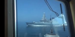 HMS Defender depuis un navire russe