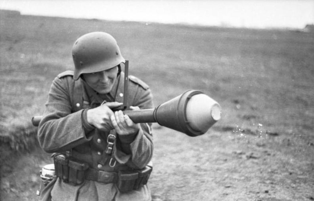 Le Panzerfaust - Le lance grenade anti-chars allemand -  Panzerfaust-2