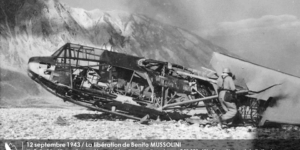 12_(PDM)_0912_1943_Benito Mussolini libéré par les para-commandos allemands sur le Gran Sasso