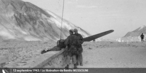 8_(PDM)_0912_1943_Benito Mussolini libéré par les para-commandos allemands sur le Gran Sasso (2)