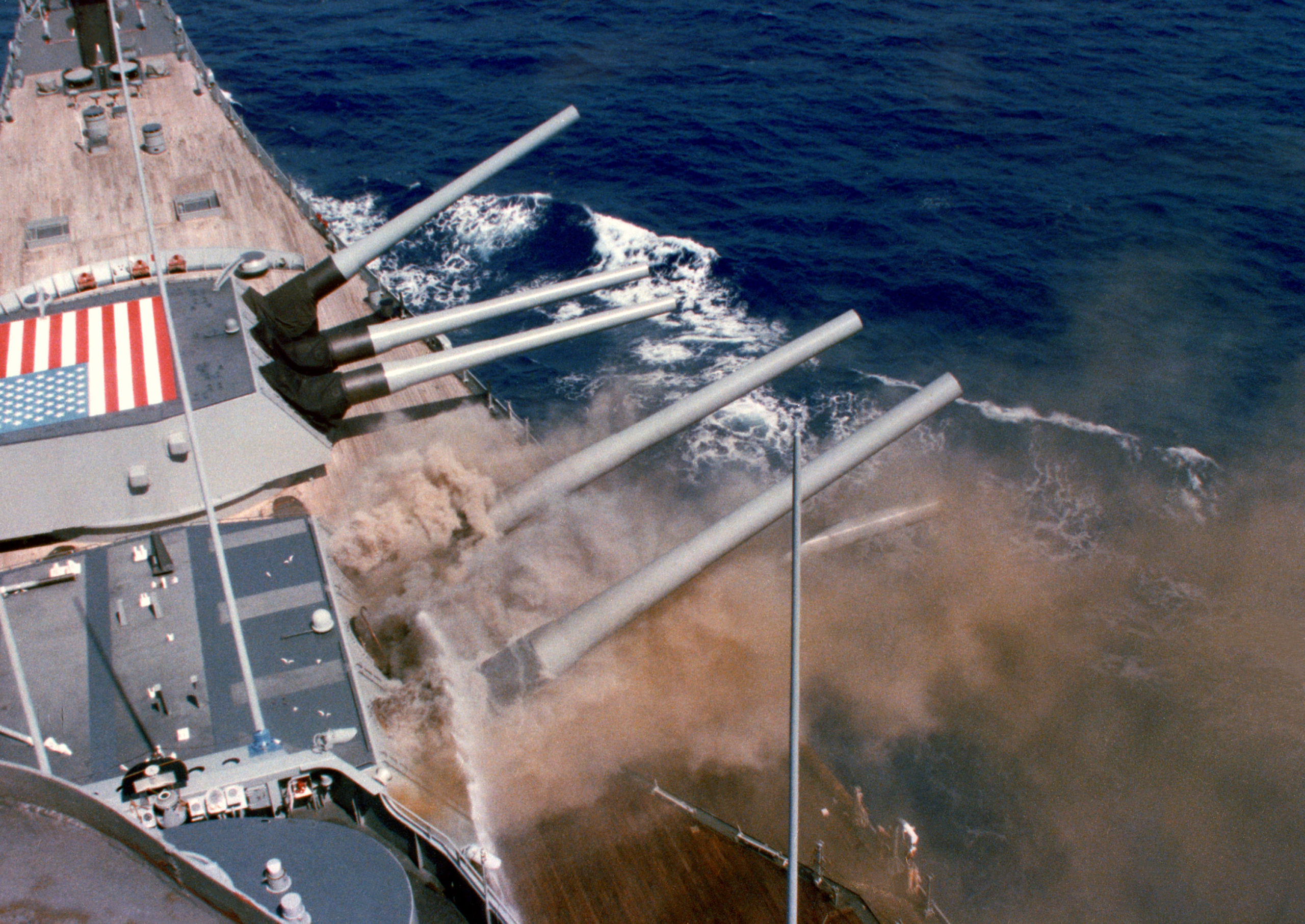 CELA S'EST PASSE le 19. avril- Chroniques culturelles - Histoire - USS_Iowa_BB61_Iowa_Explosion_1989-scaled