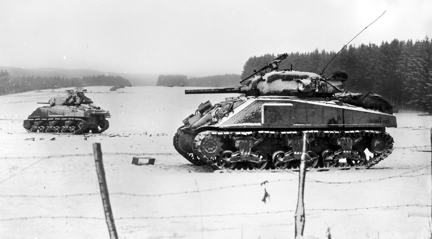 Bastogne, hiver 1944 : la 101e division aéroportée américaine repousse les assauts allemands Sherman-Bastogne