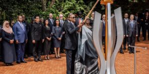 Le président rwandais Paul Kagame et son épouse allument une flamme du souvenir